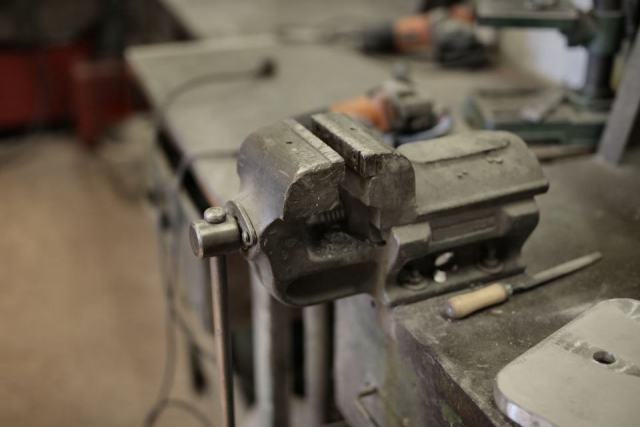 Tôle et procédés, un guide indépendant consacré au travail de la tôle Étau d'établi dans un atelier de mécanique