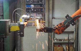 Robot de soudage par points au travail dans une cellule d'assemblage