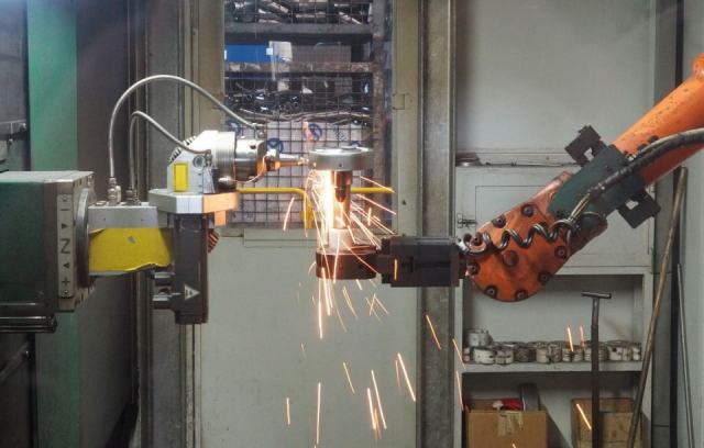Assembler des pièces en tôle : soudage par points, rivetage, clinchage, inserts et collage Robot de soudage par points au travail dans une cellule d'assemblage