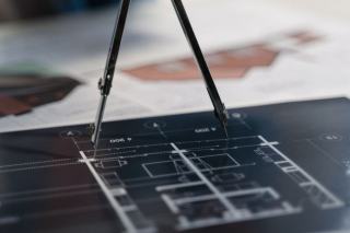 Compas posé sur un plan technique imprimé