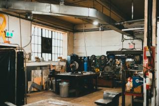Atelier de fabrication métallique avec postes de travail et machines