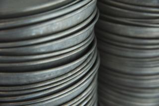 Moules ronds en acier embouti empilés, vue de profil