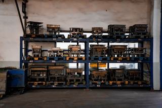 Rayonnage chargé d'outils de presse rangés dans un atelier