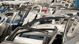 Portières de voiture en tôle emboutie alignées les unes contre les autres