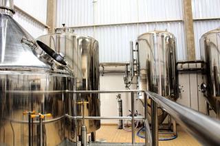 Cuves en acier inoxydable dans un local de production