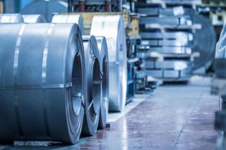 Bobines de tôle d'acier laminé stockées dans un entrepôt