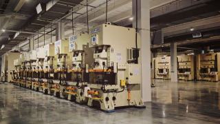 Rangée de presses mécaniques dans un hall de production