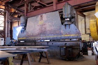 Grande presse-plieuse dans un atelier de tôlerie