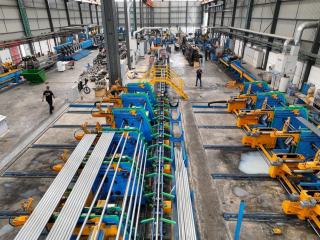 Vue d'ensemble d'une ligne de production de profilés métalliques